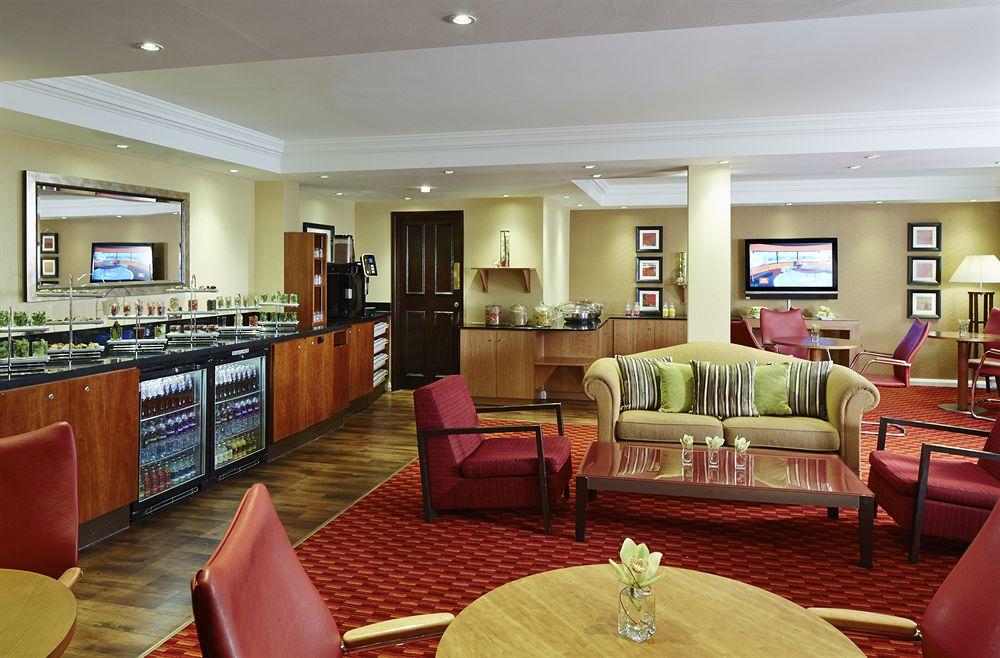 Delta Hotels By Marriott Heathrow Windsor Exterior foto